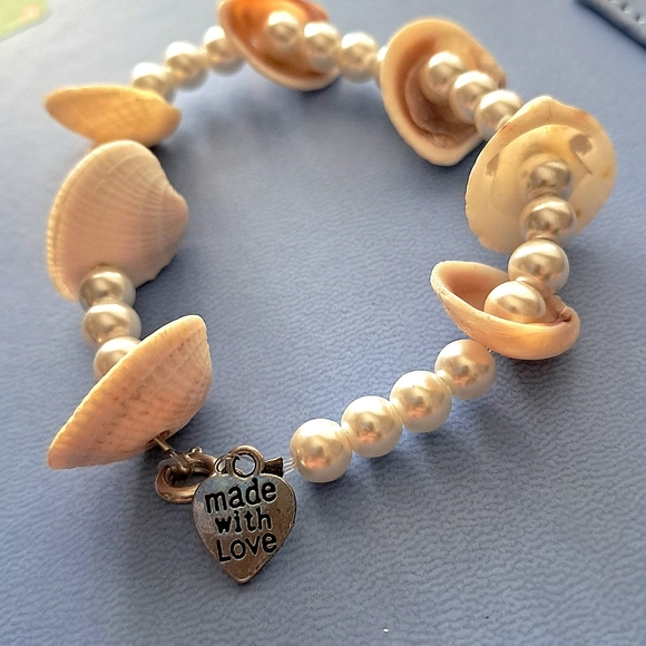 Shell and Pearl Bracelet with Heart Charm - Picture 4 of 5